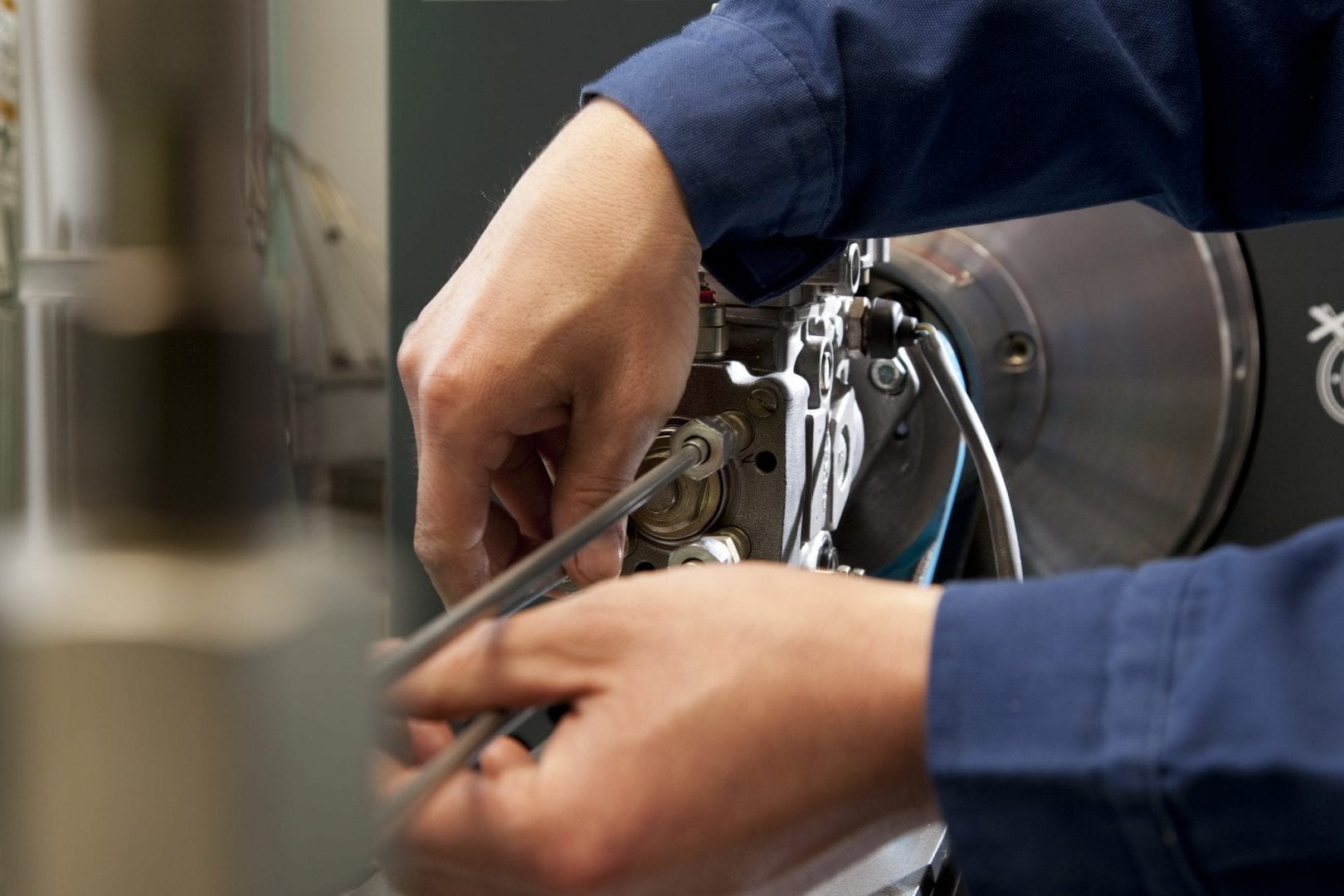 機械作業をする手